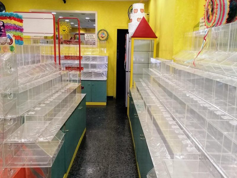 ¡Gran oportunidad traspaso tienda golosinas y fiestas, muy equipado! ¡Negociable!