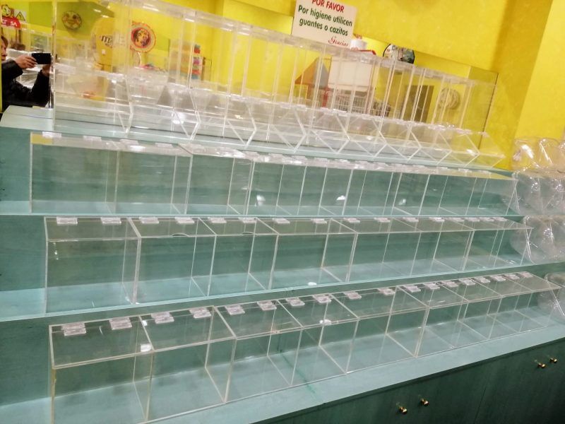 ¡Gran oportunidad traspaso tienda golosinas y fiestas, muy equipado! ¡Negociable!