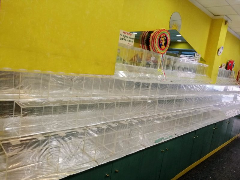 ¡Gran oportunidad traspaso tienda golosinas y fiestas, muy equipado! ¡Negociable!