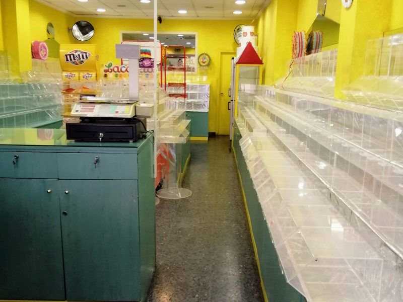 ¡Gran oportunidad traspaso tienda golosinas y fiestas, muy equipado! ¡Negociable!