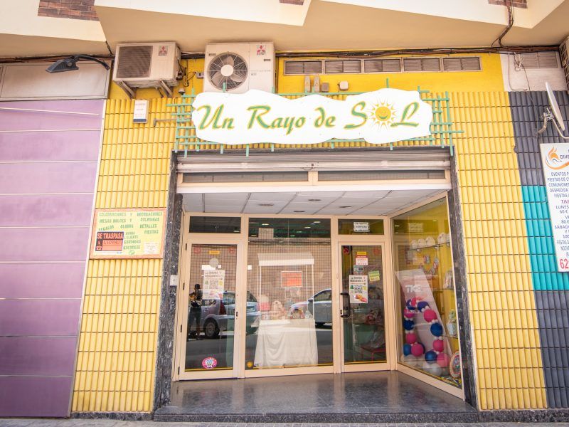 ¡Gran oportunidad traspaso tienda golosinas y fiestas, muy equipado! ¡Negociable!