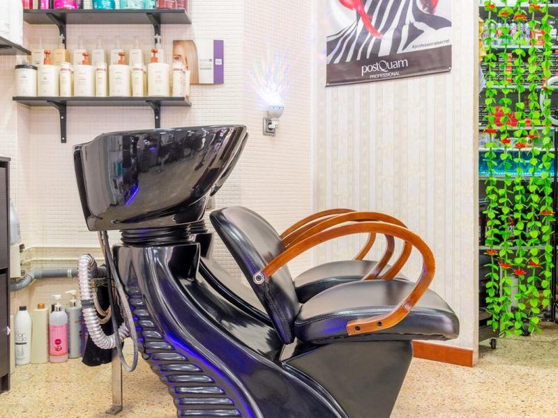 Traspaso peluquería Barcelona Nou Barris - 3.500€ rentabilidad mensual - Unisex