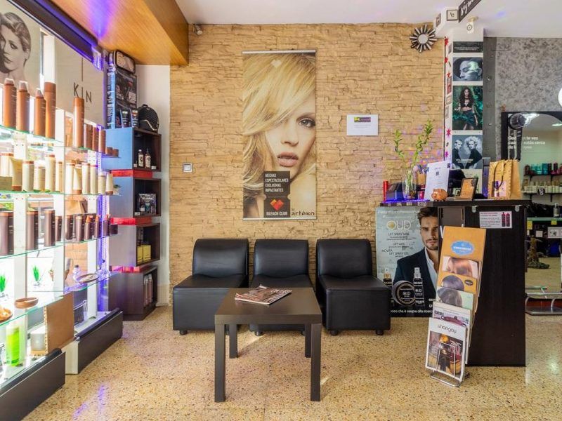 Traspaso peluquería Barcelona Nou Barris - 3.500€ rentabilidad mensual - Unisex