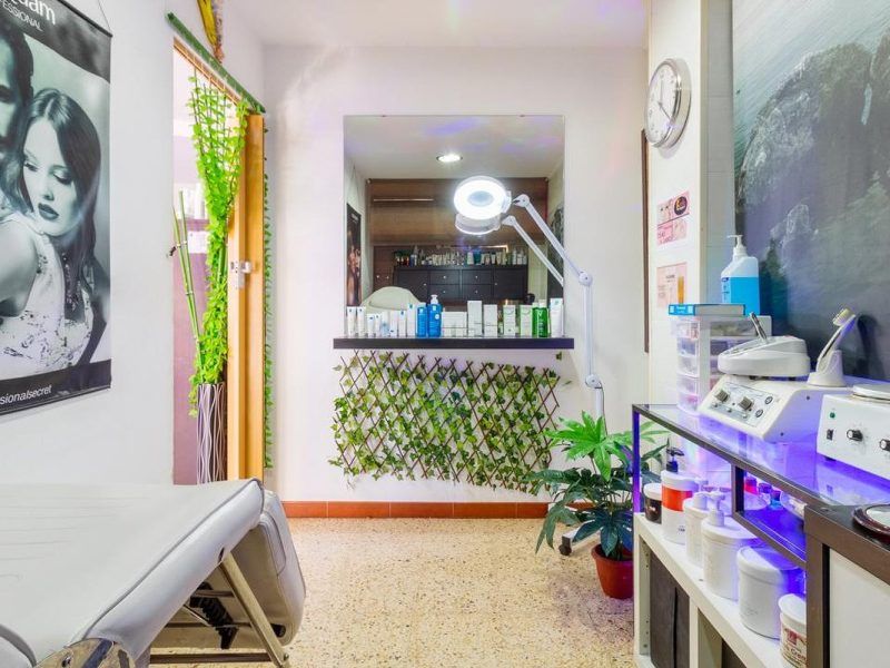 Traspaso peluquería Barcelona Nou Barris - 3.500€ rentabilidad mensual - Unisex