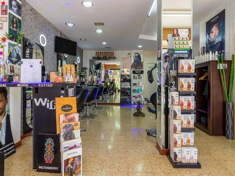 Traspaso peluquería Barcelona Nou Barris - 3.500€ rentabilidad mensual - Unisex
