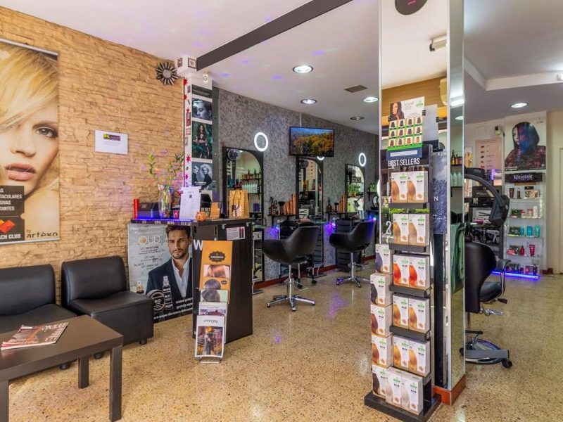 Traspaso peluquería Barcelona Nou Barris - 3.500€ rentabilidad mensual - Unisex