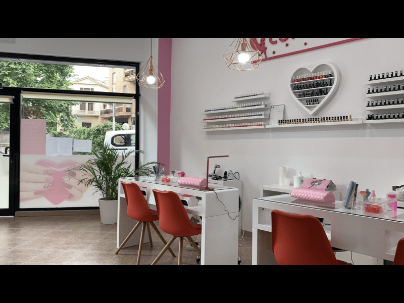 Traspaso estética Manresa - tienda de uñas