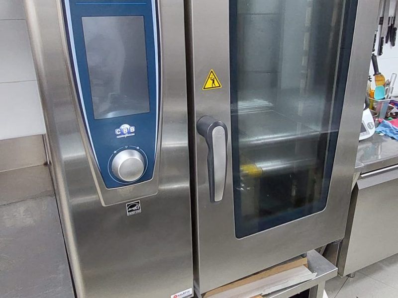 Traspaso local en funcionamiento en el centro del pueblo
