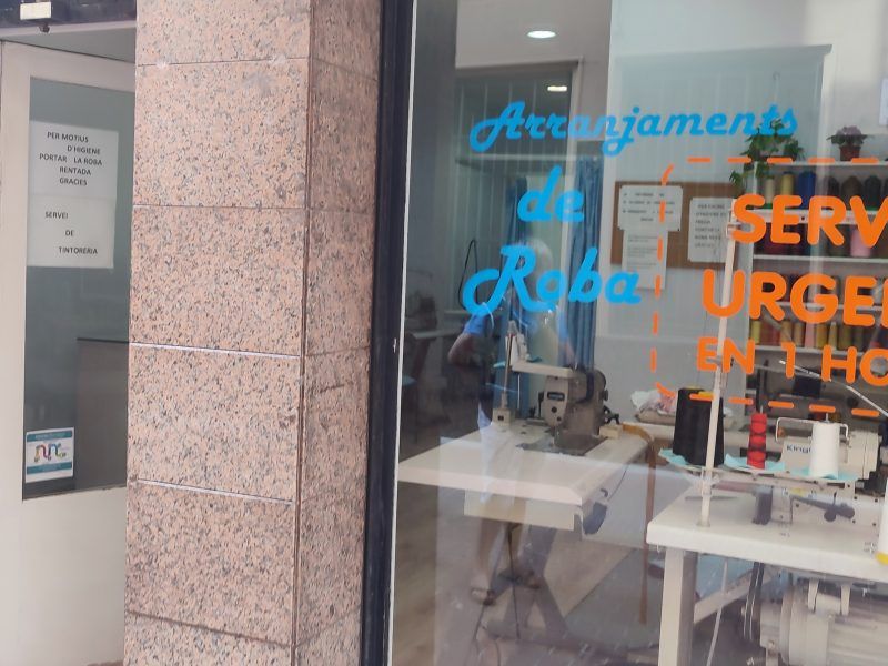 Se traspasa tienda de arreglos de ropa Terrassa