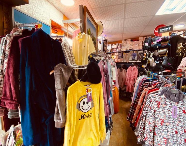 Venta local en Madrid con negocio lencería activo