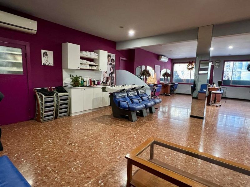 Se traspasa PELUQUERÍA Y SALÓN DE BELLEZA en BARCELONA CENTRO