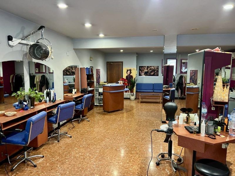 Se traspasa PELUQUERÍA Y SALÓN DE BELLEZA en BARCELONA CENTRO