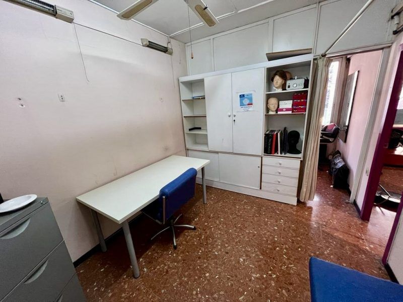 Se traspasa PELUQUERÍA Y SALÓN DE BELLEZA en BARCELONA CENTRO