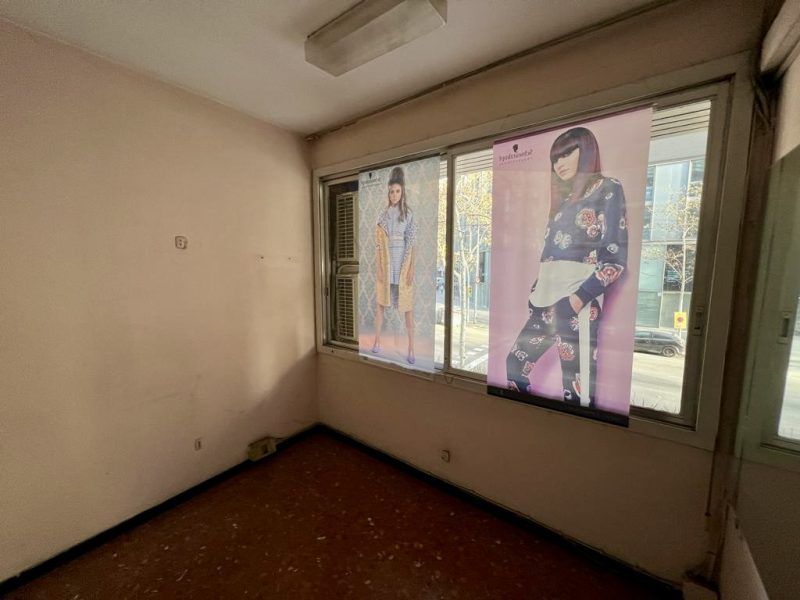 Se traspasa PELUQUERÍA Y SALÓN DE BELLEZA en BARCELONA CENTRO