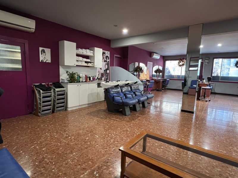 Se traspasa PELUQUERÍA Y SALÓN DE BELLEZA en BARCELONA CENTRO