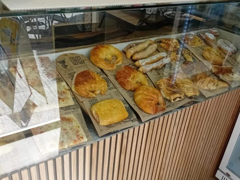 ¡Oportunidad Única! Traspaso de Cafetería-Heladería en Torrent