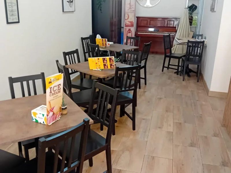 ¡Oportunidad Única! Traspaso de Cafetería-Heladería en Torrent