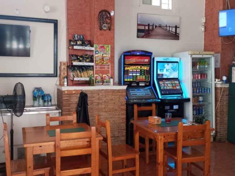 ¡Traspaso de Bar/Cafetería con Terraza en Plena Avenida de Castellón!