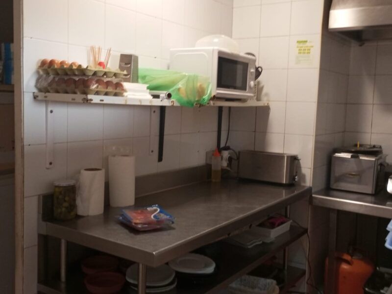 ¡Traspaso de Bar/Cafetería con Terraza en Plena Avenida de Castellón!