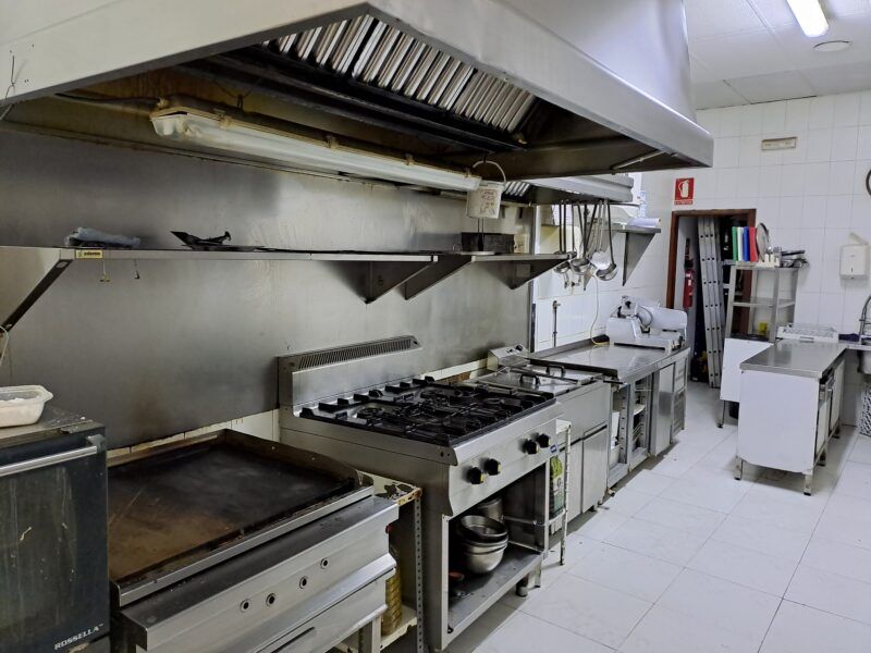 ¡Oportunidad Única de Traspaso de Restaurante con Dos Terrazas en Massanasa!