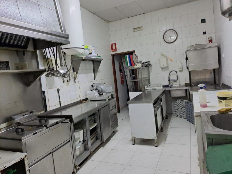 ¡Oportunidad Única de Traspaso de Restaurante con Dos Terrazas en Massanasa!