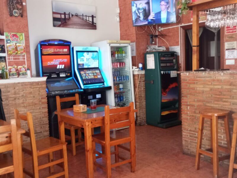 ¡Traspaso de Bar/Cafetería con Terraza en Plena Avenida de Castellón!