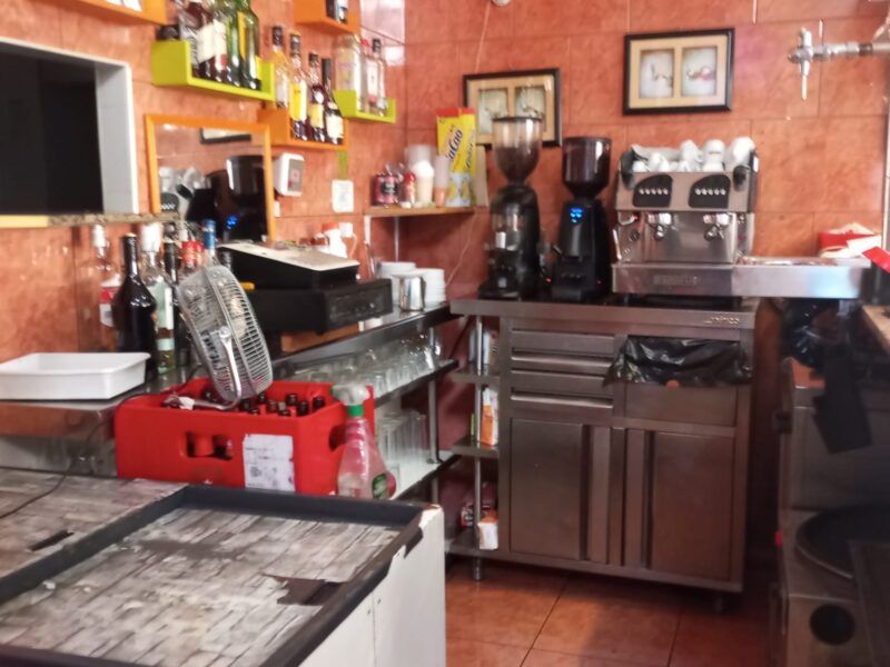 ¡Traspaso de Bar/Cafetería con Terraza en Plena Avenida de Castellón!