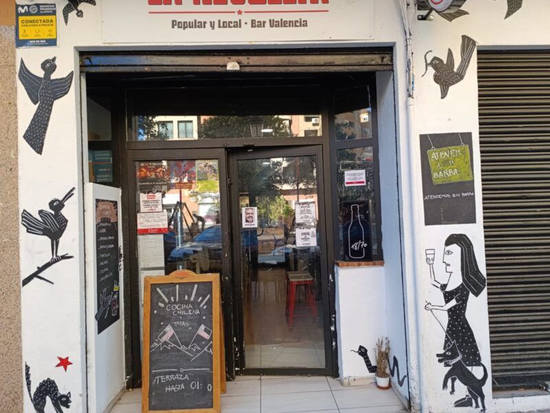 ¡Traspaso de Excelente Local de Hostelería en Zona Universitaria de Valencia!