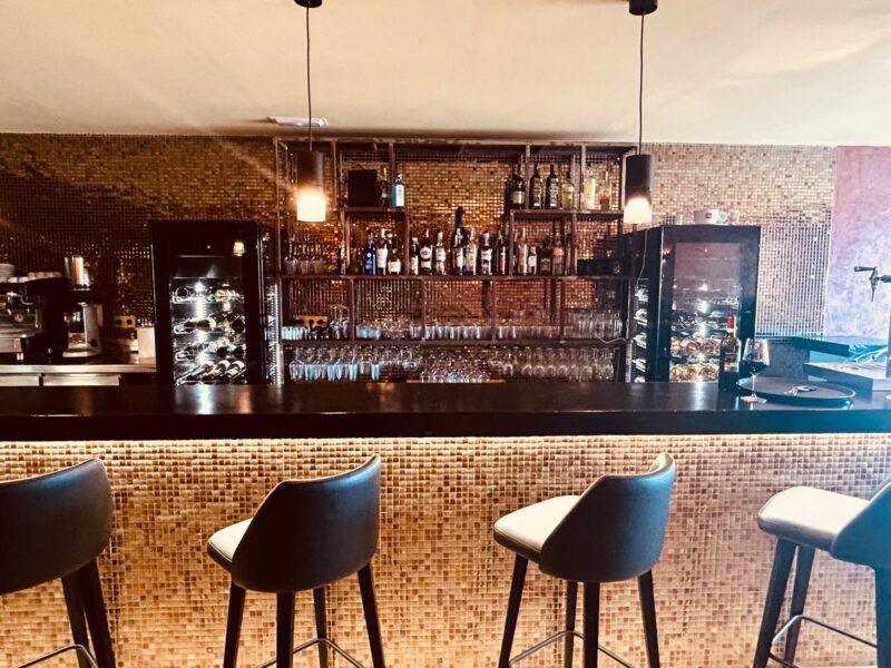 Restaurante y cocktail bar en primera linea Marina de Cala D'Or se traspasa