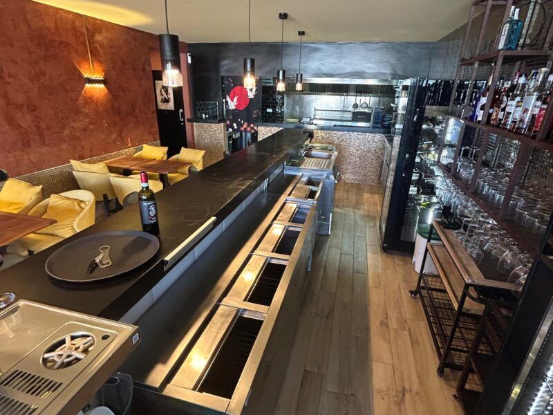 Restaurante y cocktail bar en primera linea Marina de Cala D'Or se traspasa