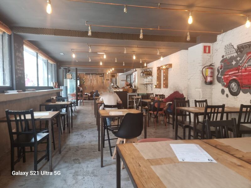 TRASPASO RESTAURANTE DE GRACIA BARCELONA, GRANDE, ESQUINA Y UBICACIÓN INMEJORABLE