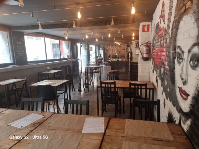 TRASPASO RESTAURANTE DE GRACIA BARCELONA, GRANDE, ESQUINA Y UBICACIÓN INMEJORABLE