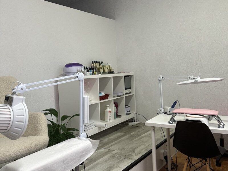 Traspaso salón de belleza en Torrevieja (Alicante, Valencia). Listo para trabajar desde el primer día.