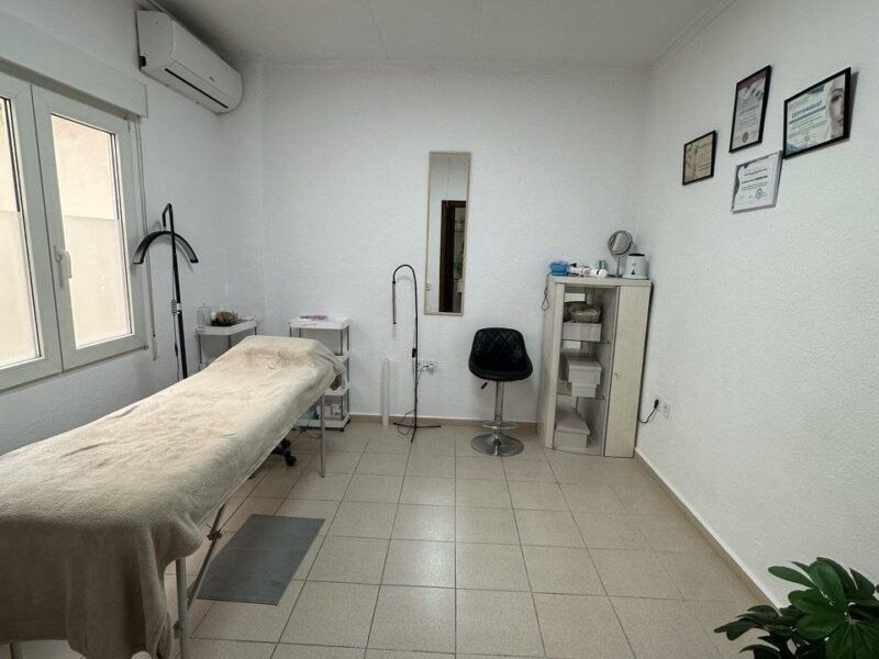 Traspaso salón de belleza en Torrevieja (Alicante, Valencia). Listo para trabajar desde el primer día.