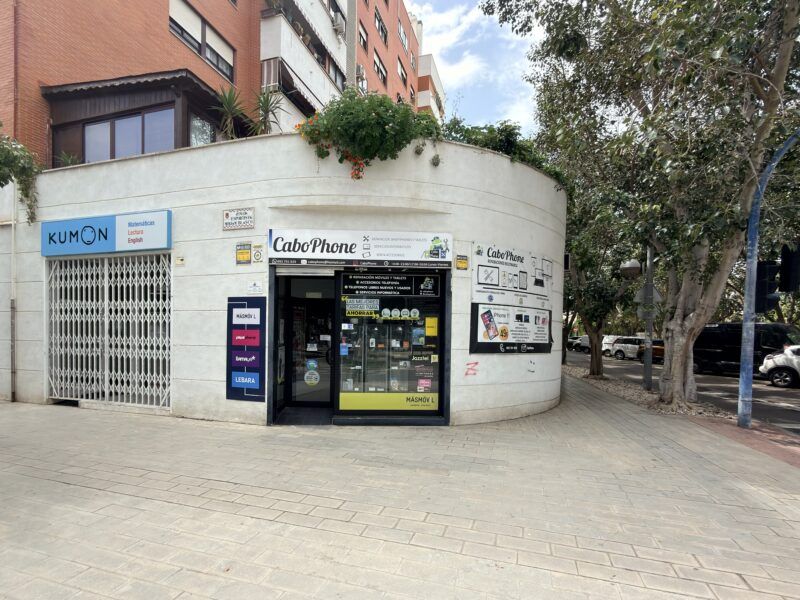 Se traspasa negocio de telefonía e informática